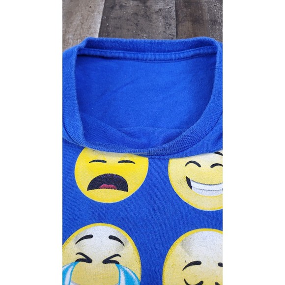 Emoji Shirt with lots 20 different face A must Have - Picture 3 of 4